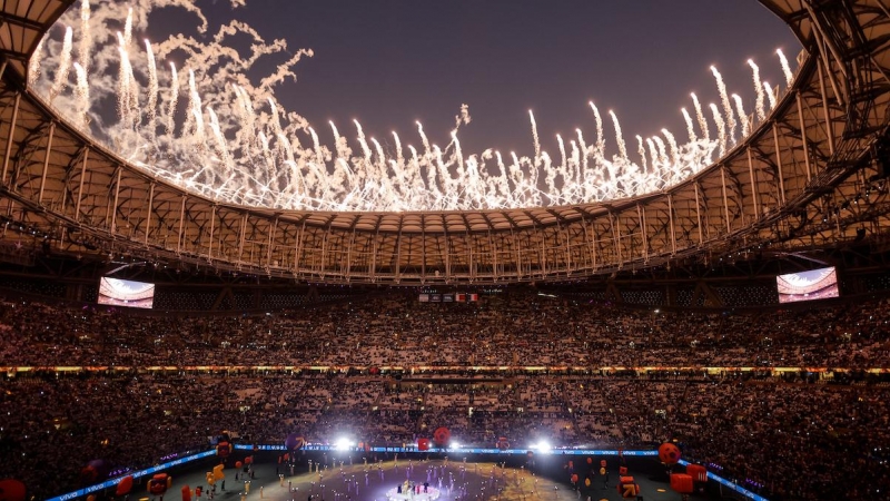 Fuegos artificiales durante la ceremonia de clausura del Mundial de Catar 2022 antes de la final entre Argentina y Francia, al norte de Doha, el 18 de diciembre de 2022.