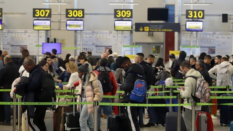 Cientos de viajeros llenan el aeropuerto de Málaga Costa del Sol, en la Operación salida Navidad 2022.