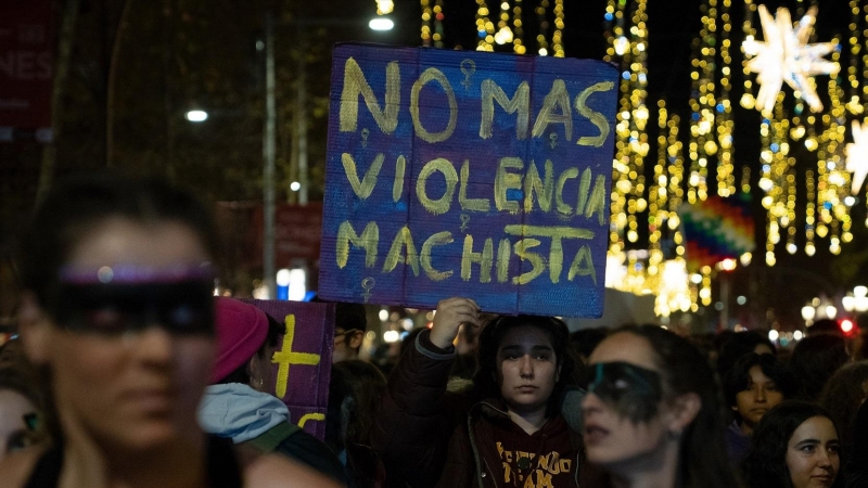 Una mujer sujeta una pancarta durante una manifestación contra la violencia machista, a 25 de noviembre de 2022, en Barcelona.