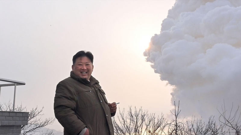Imagen de Kim Jong-un, líder de Corea del Norte, durante una prueba militar hace pocos días.