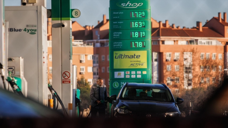 Un hombre repostando en una gasolinera, a 27 de diciembre de 2022, en Madrid (España).