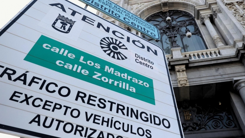 Una señal de tráfico informa sobre la entrada en vigor de la Zona de Bajas Emisiones (ZBE), a 3 de enero de 2022, en Madrid