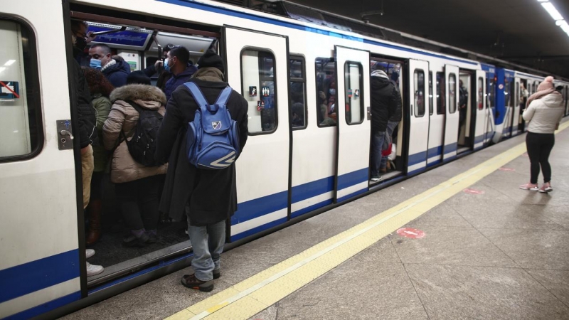 Fotografía de archivo de pasajeros entrando a un vagón en la estación de metro de Atocha, en Madrid a 11 de enero de 2021.
