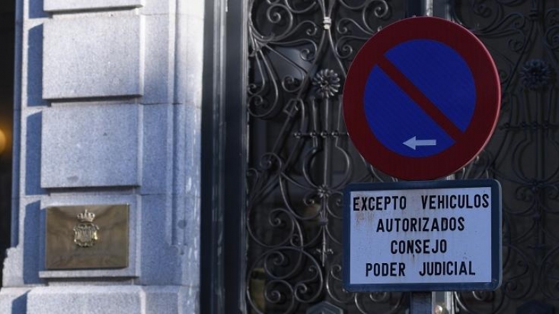 Una señal de prohibido aparcar en la entrada del Consejo general del Poder Judicial, en el edificio del Tribunal Supremo, en Madrid. E.P./Fernando Sánchez