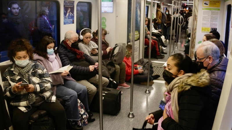 12/12/2022 - Passatgers asseguts en un comboi de la línia del Vallès de FGC.