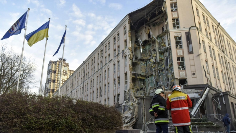Los servicios de rescate ucranianos frente al edificio del hotel dañado que fue alcanzado por un ataque con misiles en el centro de Kiev, Ucrania.