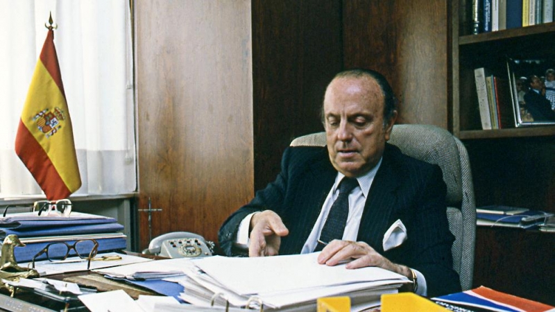 Manuel Fraga Iribarne en su despacho. Foto de ARCHIVO