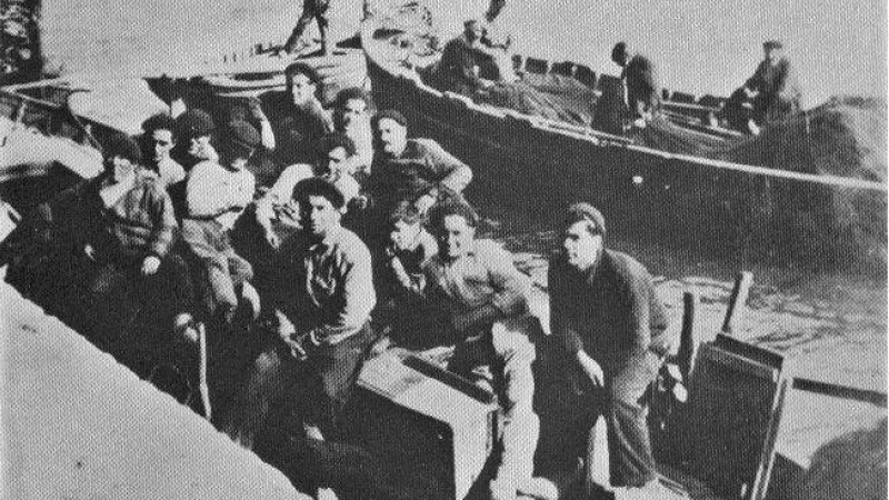 5/1/23 Pescadores y marineros junto miembros de la familia Monzo y su embarcación, en una imagen de 1932.