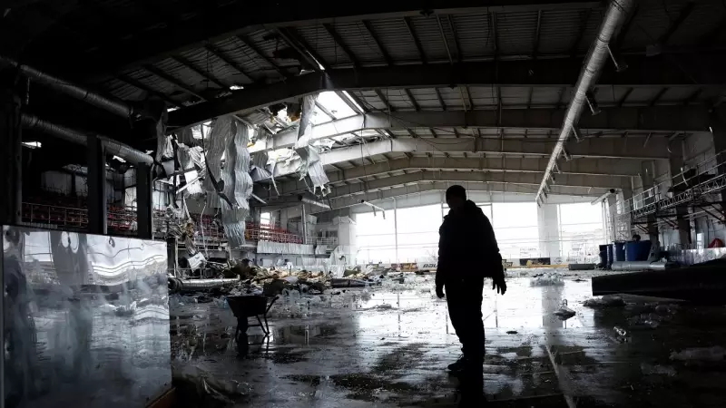 Un hombre en un edificio destruido por un ataque con misiles en Druzhkivka, Ucrania este 4 de enero de 2023.