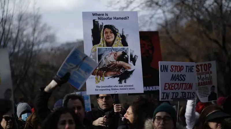 Un grupo de personas pide frente a la sede central de la ONU, situada en Nueva York, el fin de las detenciones y ejecuciones en Irán para los condenados por su participación en las protestas contra el régimen