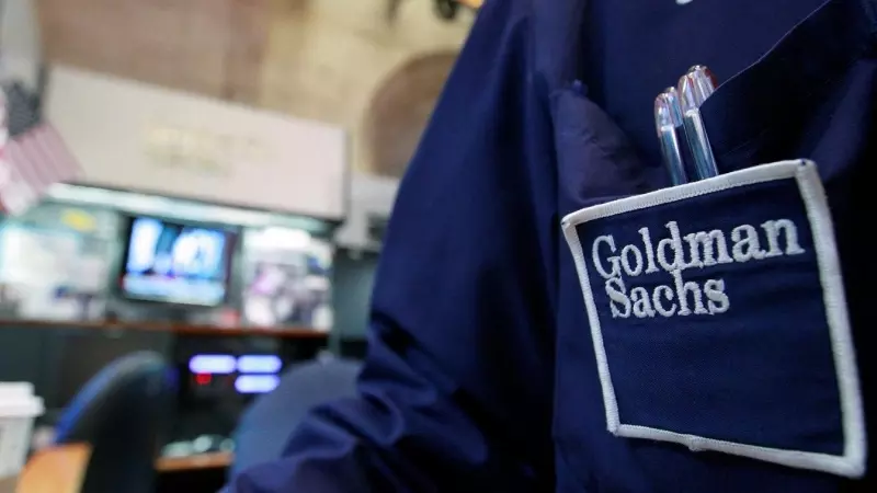 Un operador en el puesto de Goldman Sachs en el patio de negociación de la Bolsa de Nueva York (NYSE, por sus siglas en inglés), en Wall Street. REUTERS/Brendan McDermid