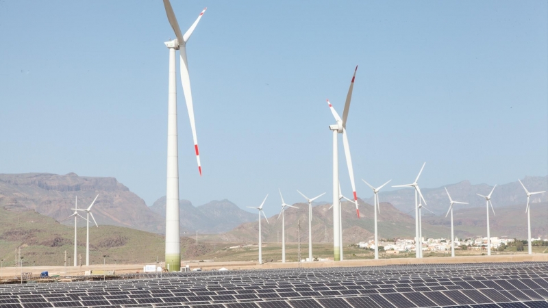 Imagen de archivo de aerogeneradores y paneles solares en el mayor complejo de generación de energías renovables de Canarias.