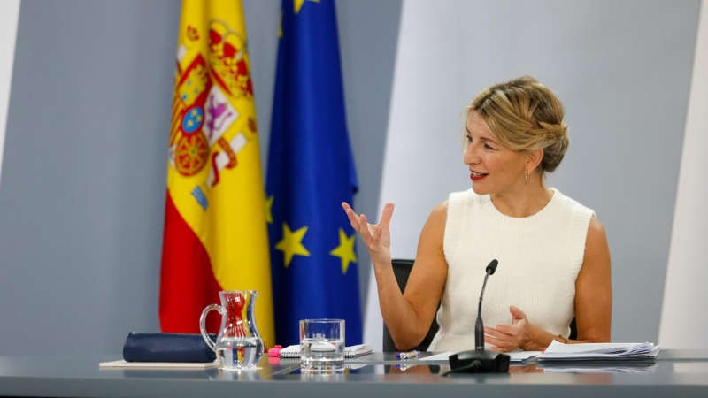 La ministra de Trabajo Yolanda Díaz ofrece la rueda de prensa posterior al Consejo de Ministros en el Palacio de la Moncloa en Madrid, este martes.