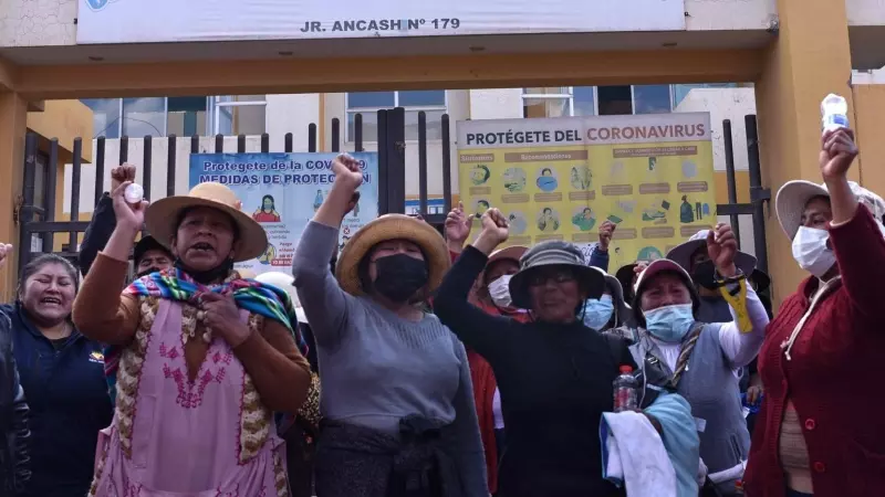 Familiares de los heridos por los enfrentamientos entre los manifestantes y la policía protestan en un centro de salud, en Juliaca, región de Puno (Perú), a 10 de enero de 2023.