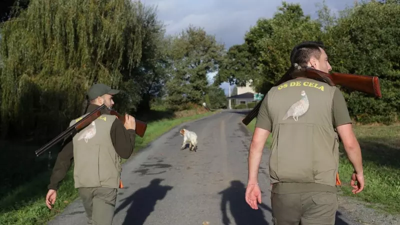 Dos cazadores pertenecientes al Coto de Cela pasean por el Tecor Santa Isabel en busca de caza menor, a 16 de octubre de 2022, en Vilela, Outeiro de Rei, Lugo, Galicia.