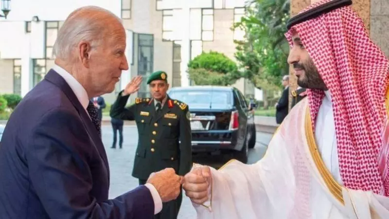 El presidente de EEUU, Joe Biden, saluda al príncipe heredero saudí, Mohamed bin Salman.