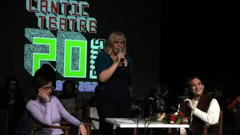 11/01/2023 - Semolina Tomic, amb un micròfon a la mà, al costat de l'alcaldessa Colau en l'acte de presentació dels 20 anys de l'Antic Teatre.