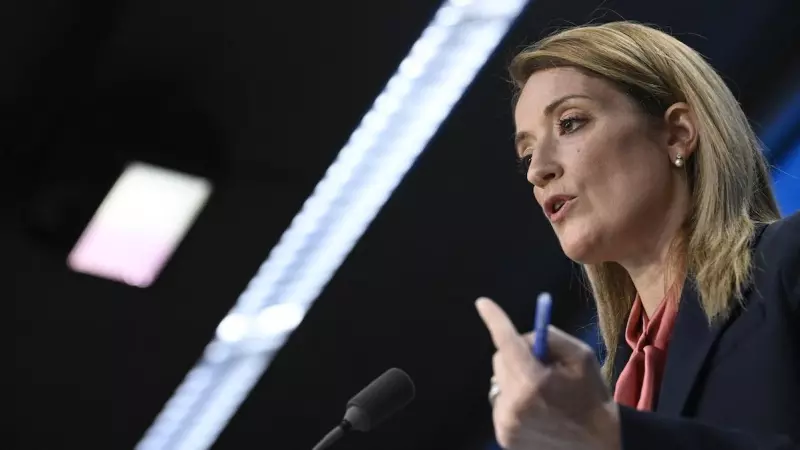 La presidenta del Parlamento Europeo, Roberta Metsola, asiste a una conferencia de prensa durante la Cumbre del Consejo Europeo en Bruselas, el 15 de diciembre de 2022.