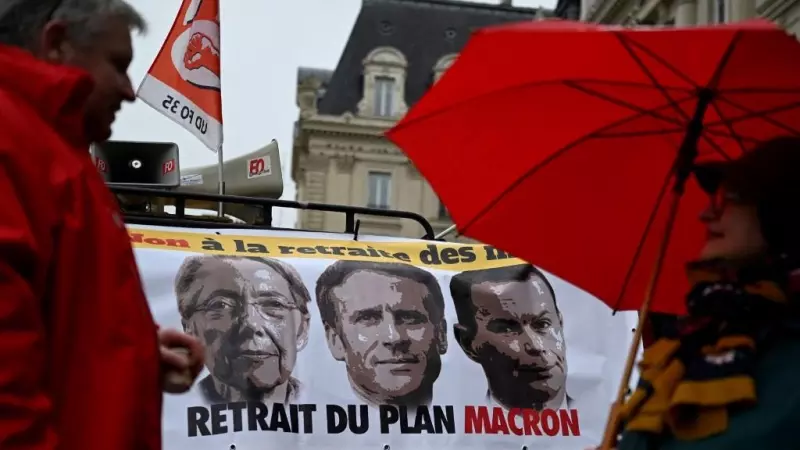 Los manifestantes, frente a una pancarta con retratos de Elisabeth Borne, el presidente Emmanuel Macron y el ministro de Trabajo Olivier Dussop que dice 'no hay pensión para los muertos'.