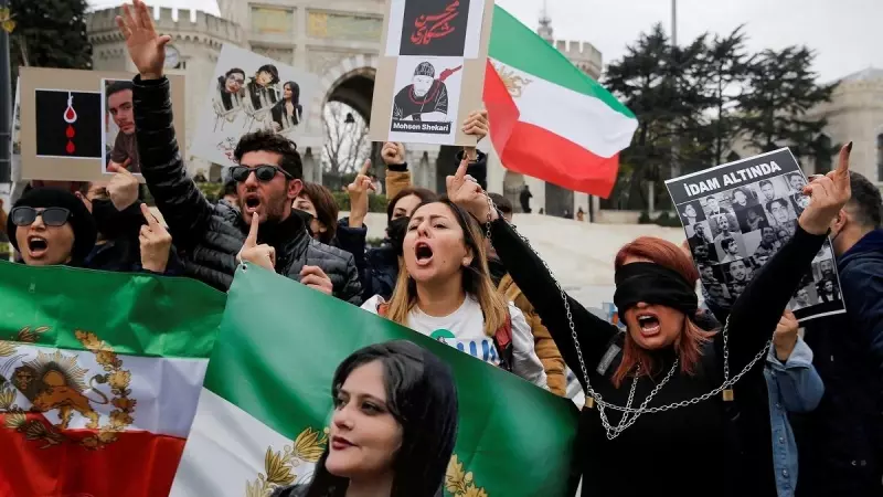 Un grupo de personas se manifiesta en Estambul (Turquía) en apoyo a las protestas contra el régimen en Irán, en una imagen tomada el 10 de diciembre de 2022