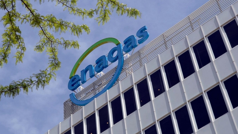 El logo de Enagas, en lo alto del edificio de su sede en Madrid.