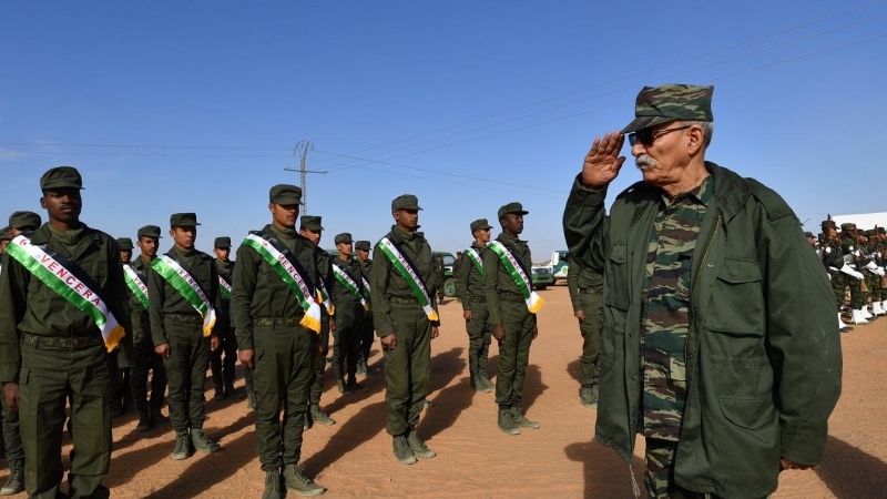 El secretario general del Frente Polisario, Brahim Ghali,  saluda a los cadetes antes del congreso de la organización en el campo de refugiados de Dakhla (Argelia). AFP