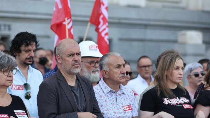 La secretaria general de CCOO de Madrid, Paloma López; el secretario general de CCOO, Unai Sordo; y el de UGT, Pepe Álvarez; se concentran con motivo del fallecimiento de dos trabajadores debido a la ola de calor en la Plaza de Cibeles, a 21 de julio de 2