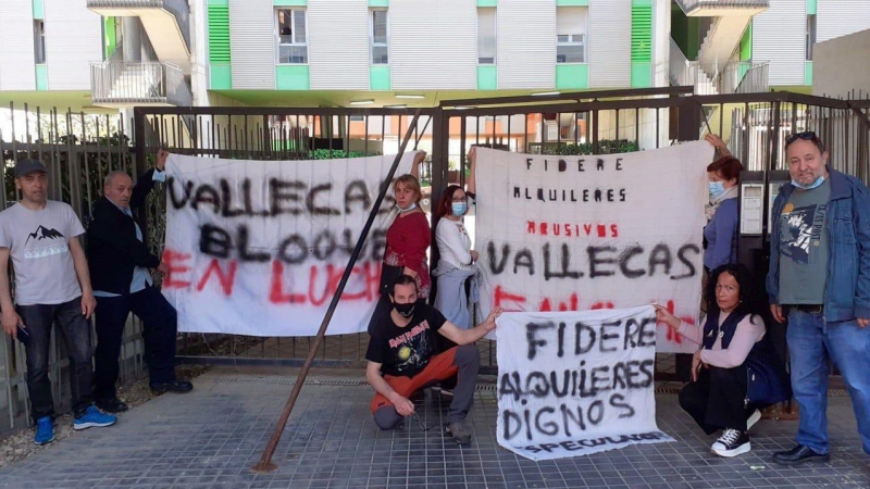 Afectados por las subidas abusivas de alquileres de Fidere, del fondo buitre Blackstone, en viviendas sociales de Vallecas vendidas por el Ayuntamiento de Madrid en 2014.