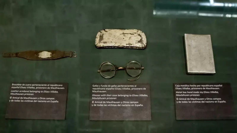Expositores con objetos reales de Mauthausen en la exposición ‘Mauthausen: memorias compartidas’, organizada por Centro Sefarad-Israel y la Secretaría de Estado de Memoria Democrática.