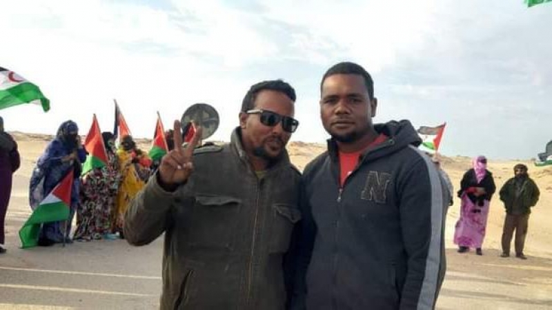 Luali, junto a otro compañero saharaui, durante la protesta.