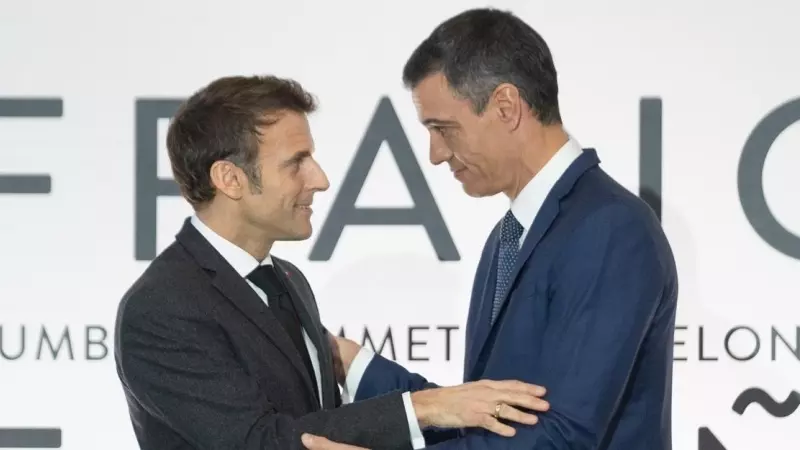 El presidente de Francia, Emmanuel Macron (i) y el presidente del Gobierno, Pedro Sánchez (d), se abrazan tras la firma de un Tratado de Amistad entre sus respectivos países, durante la XXVII Cumbre Hispano-Francesa, en el Museo Nacional de Arte de Catalu