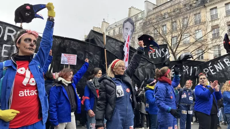Los miembros del sindicalista Lou Chenier participan en una protesta con otros activistas contra los planes de pensiones del gobierno francés.