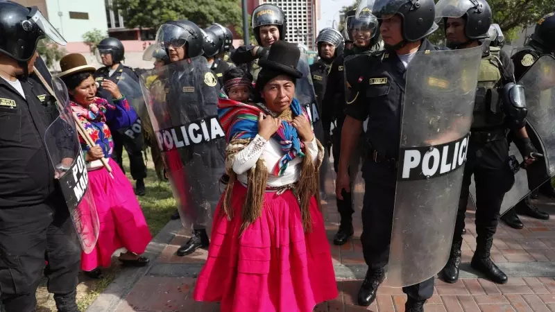 Las mujeres peruanas participan en la ‘toma de Lima’, una gran marcha nacional en la que exigen la renuncia de la presidenta Dina Boluarte y el cierre del Congreso, así como la convocatoria a elecciones generales para este año y a una asamblea constituyen