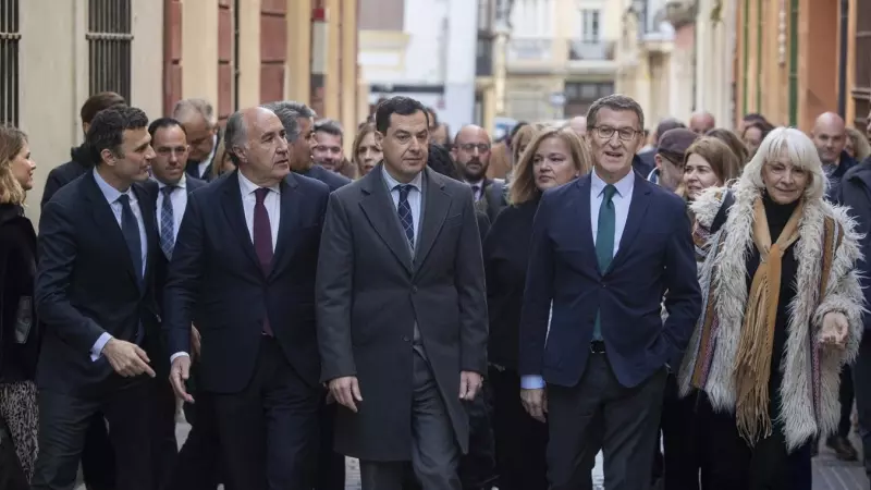 El presidente del PP, Alberto Núñez Feijóo (2d), acompañado del presidente de la Junta de Andalucía, Juanma Moreno (c), el candidato a la alcaldía de Cádiz por el PP, Bruno García (i); el alcalde de Algeciras (Cádiz), José Ignacio Landaluce (2i), y la pre