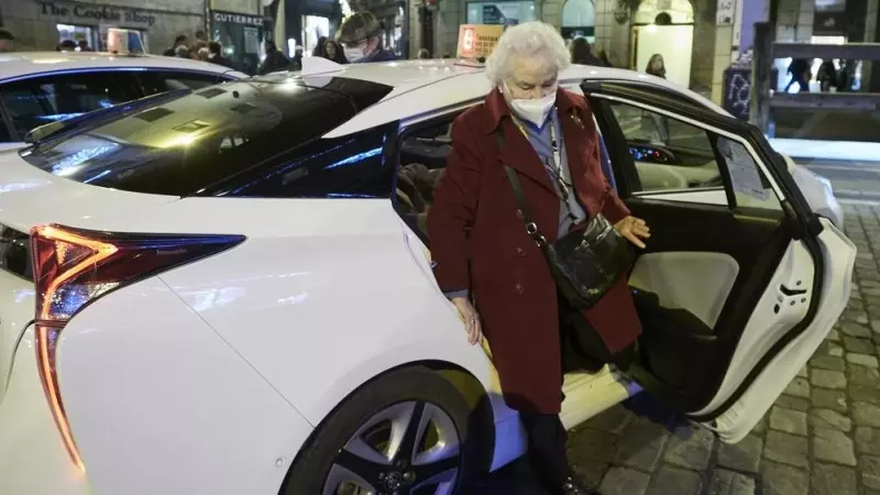 Un señora mayor a su llegada al Ayuntamiento de Pamplona tras ser desplazadas por un taxi solidario, a 28 de diciembre de 2022, en Pamplona, Navarra (España)