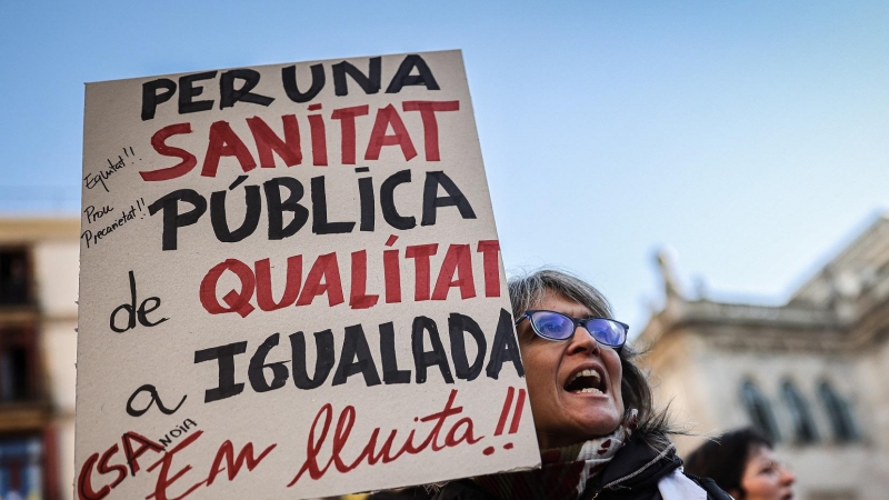 Una facultativa es manifesta amb un cartell per la sanitat pública a la plaça Sant Jaume.