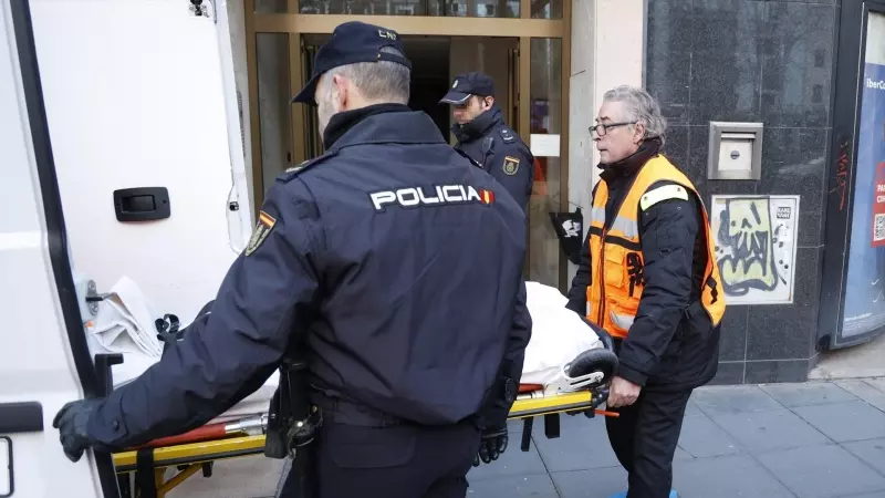 Dos agentes de Policía Nacional y un trabajador de la funeraria llevan el cuerpo de la niña asesinada, en su domicilio, a 23 de enero de 2023, en Valladolid, Castilla y León (España).