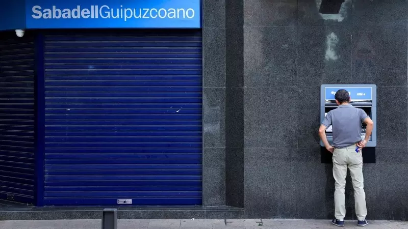 Un cliente opera en un cajero automático de una oficina del  Banco Sabadell en Guernica. REUTERS/Vincent West