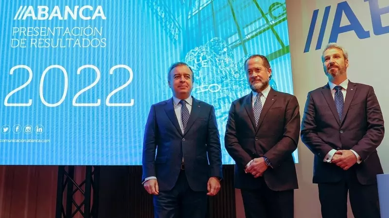 De izquierda a derecha, Francisco Botas, consejero delegado de Abanca, Juan Carlos Escotet Rodríguez, presidente, y Alberto de Francisco, director general Financiero, en la presentación de resultados del banco en 2022.