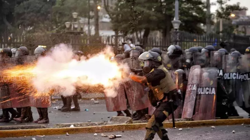 Miembros de la Policía se enfrentan a manifestantes durante una nueva jornada de protestas antigubernamentales.
