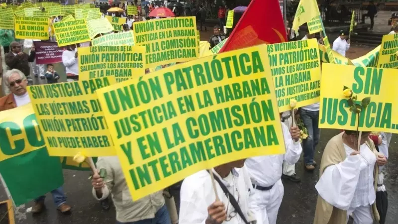 Fotografía de archivo de una manifestación pidiendo justicia por el caso de Unión Patriótica, en Colombia.