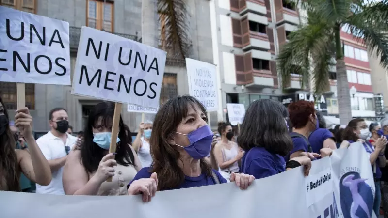 Varias personas con carteles en los que se lee: 'Ni una menos', participan en una concentración feminista en la Plaza de la Candelaria en repulsa por 'todos los feminicidios', a 11 de junio de 2021