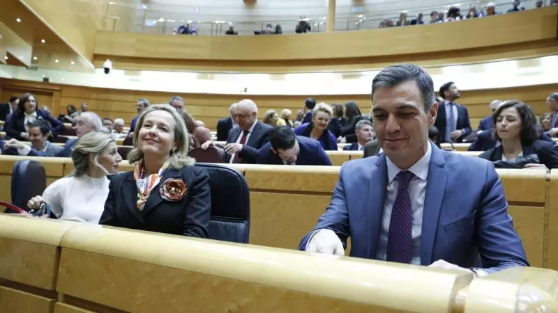 El presidente del Gobierno, Pedro Sánchez junto a las vicepresidentas Nadia Calviño (c) y Yolanda Díaz a su llegada al pleno del Senado, este martes en Madrid.