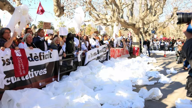 Bates blanques en senyal de protesta a les portes del Parlament, en la segona jornada de la darrera vaga, el 26 de gener