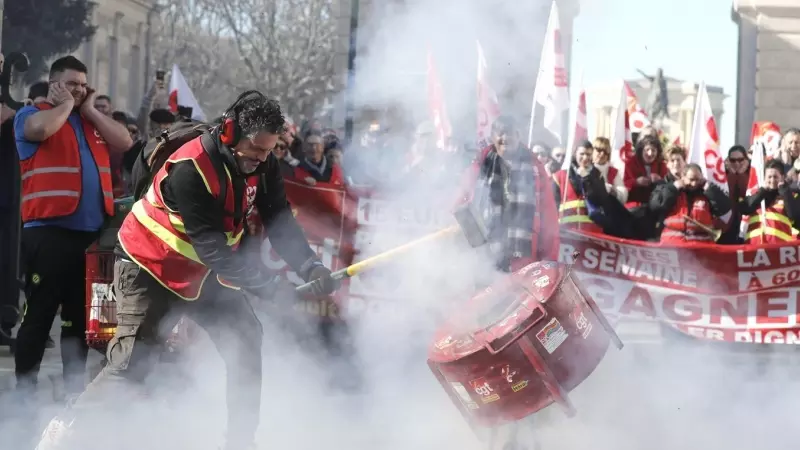 Un manifestante golpea un bote para hacer ruido duarnte una manifestación contra la reforma del sistema de pensiones planificada por el Gobierno francés, en Montpellier, Francia, a 31 de enero de 2023.