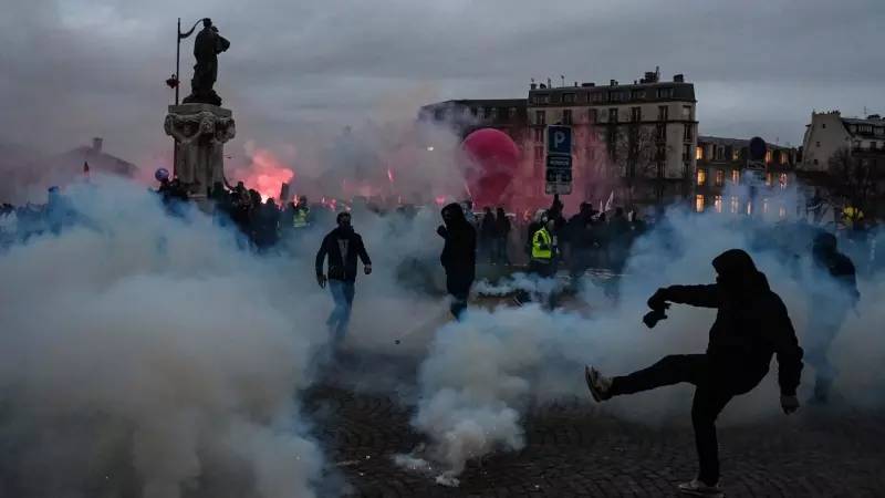 Enfrentamientos entre manifestantes y Policía en la plaza Vauban, en París, durante una manifestación contra la reforma de las pensiones del Gobierno francés, a 31 de enero de 2023.