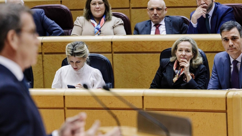 El presidente del Gobierno, Pedro Sánchez, escucha al líder del PP, Alberto Núñez Feijóo, el pasado martes en el Senado.