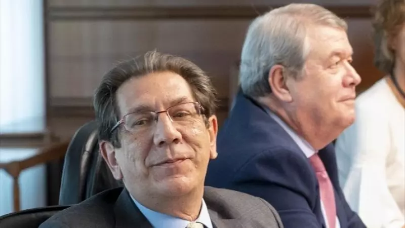 Los jueces Enrique Arnaldo (i) y César Tolosa (d) en el primer Pleno jurisdiccional Tribunal Constitucional, a 24 de enero de 2023