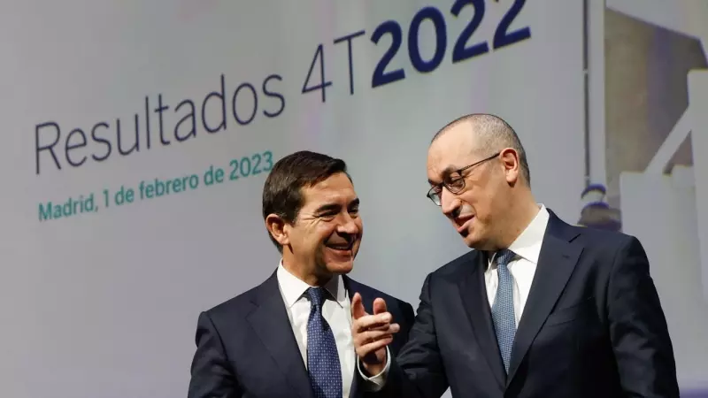 El presidente de BBVA, Carlos Torres Vila (i), y el consejero delegado, Onur Genç (d), presentan los resultados del banco correspondientes al ejercicio 2022). EFE/Mariscal