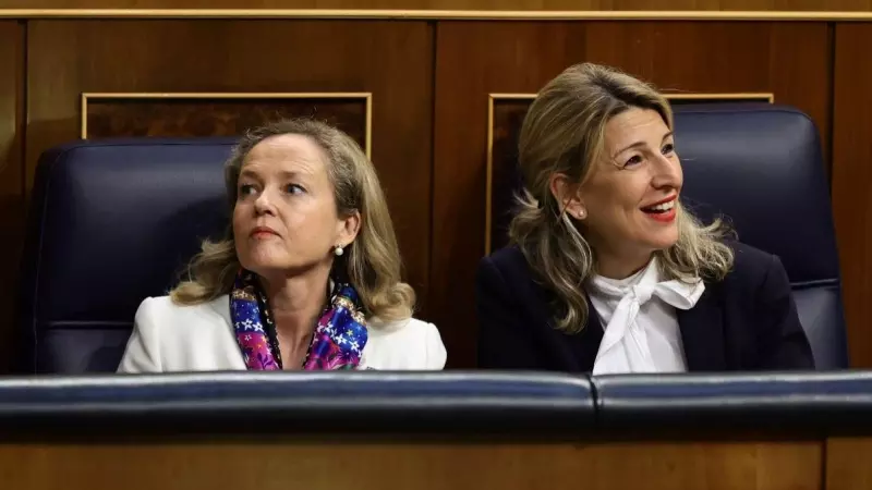 Nadia Calviño y Yolanda Díaz en una sesión plenaria, en el Congreso de los Diputados, a 28 de abril de 2022, en Madrid.